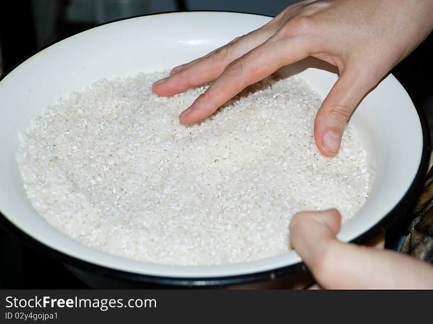 Photo of rice groats lying on a plate