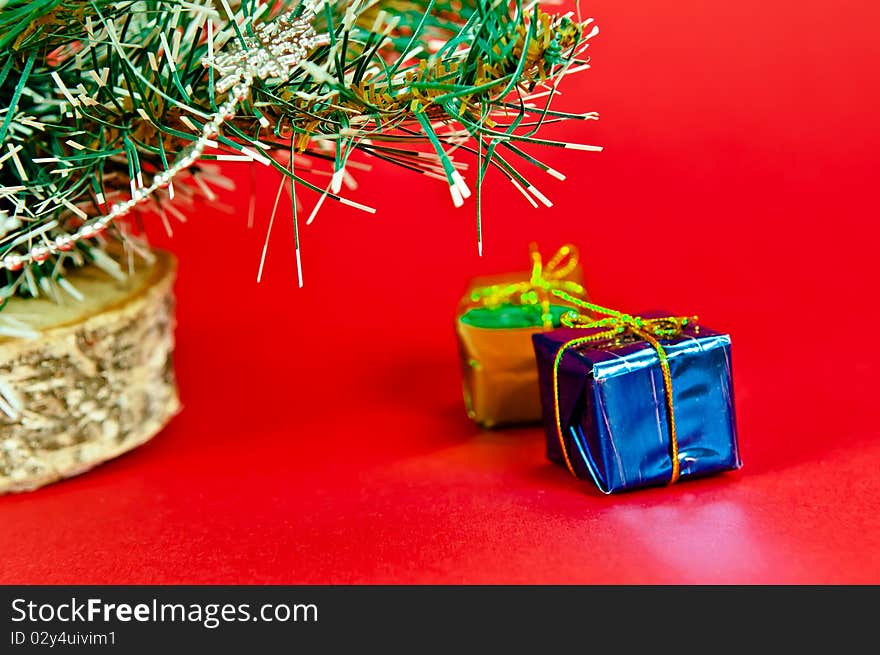 Christmas tree is richly decorated with a red background