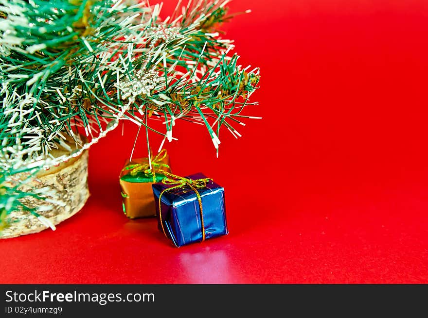 Christmas tree is richly decorated with a red background