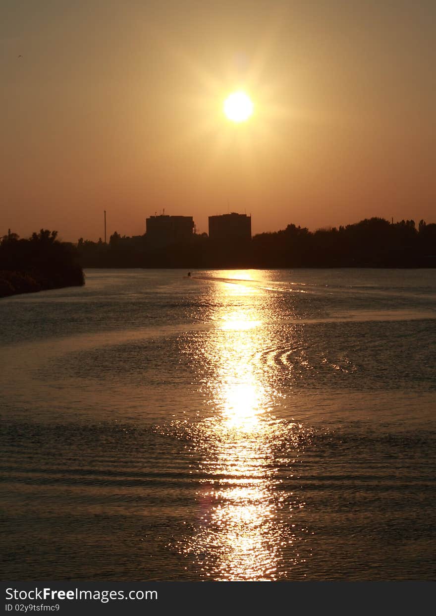 Sunset Road on the river crosses the trace of the water bike