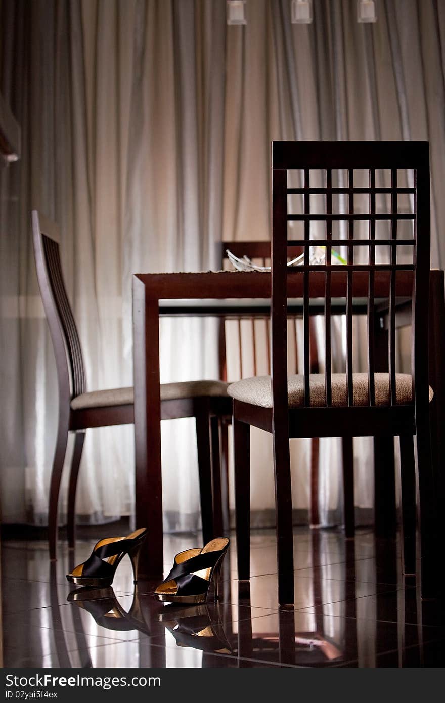 Modern table and chairs in the home kitchen