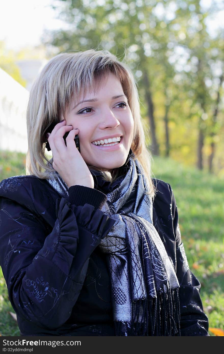 Young beautiful woman in the autumn park