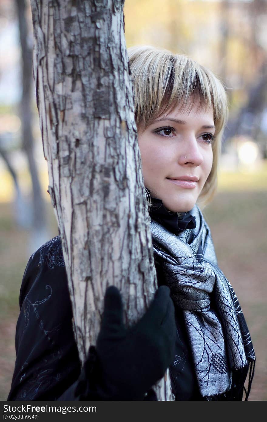 Young beautiful woman in the autumn park