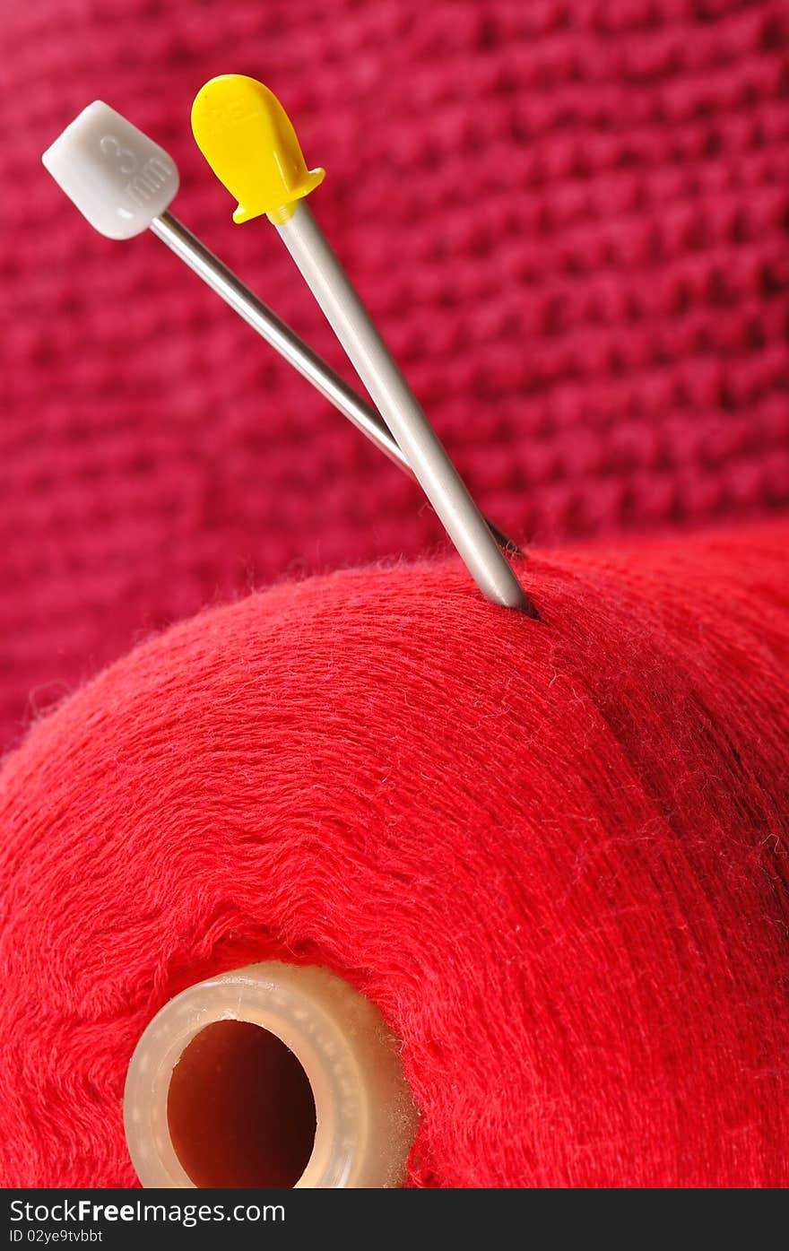 The skein of thread and knitted fabric with spokes