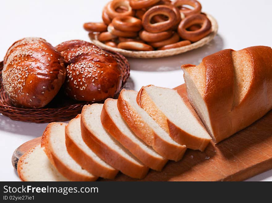 Picture of fresh bread and bagel on the wicker plate