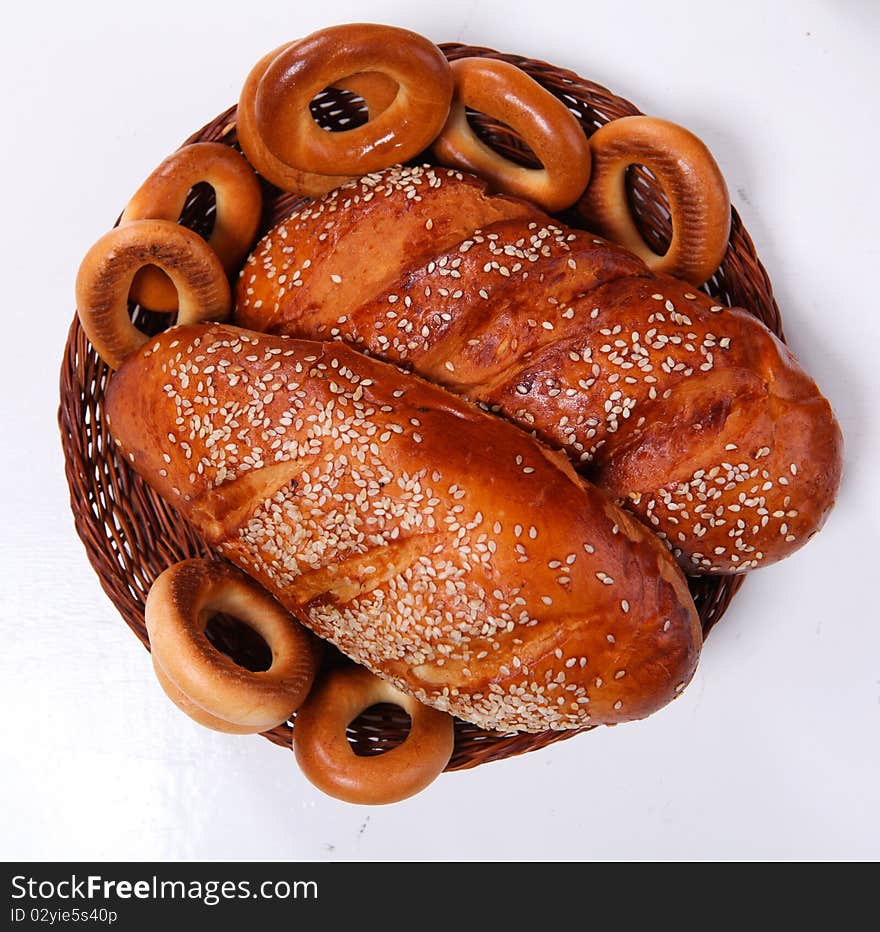 Picture of fresh bread and bagel on the wicker plate