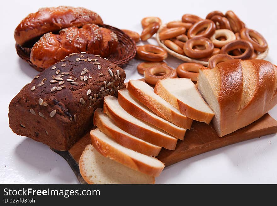 Picture of fresh bread and bagel on the wicker plate