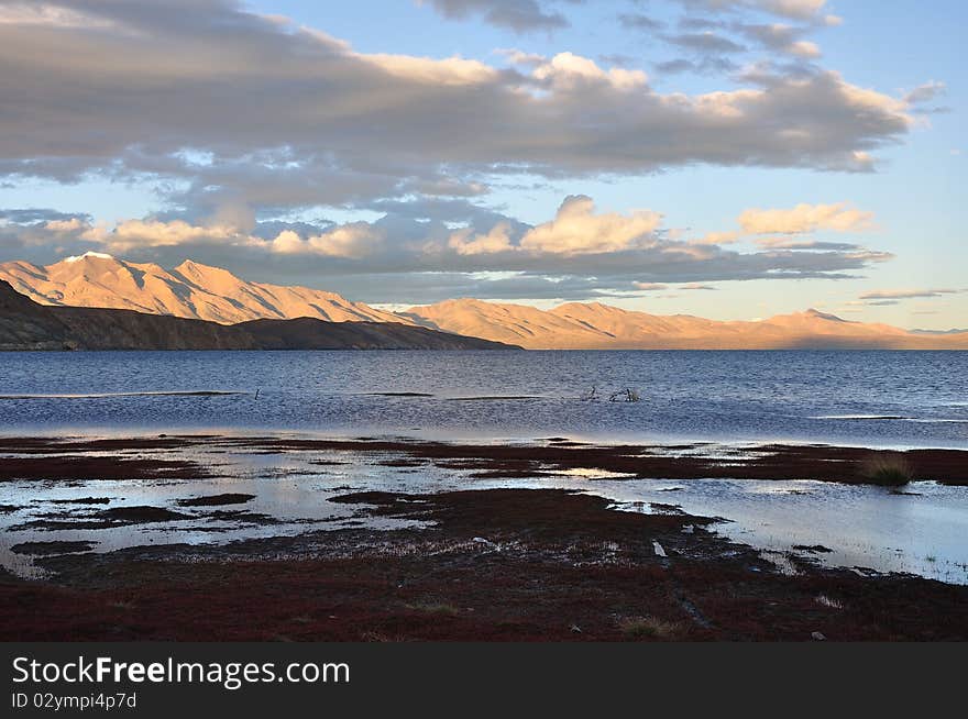 Mapangyongcuo in Burang Country is a sacred lake well-known in Tibet. It rise 4587 meter above sea level and covers an area of 412 square kilometers.The photo was caught from Tibet in the hours before sunset. Mapangyongcuo in Burang Country is a sacred lake well-known in Tibet. It rise 4587 meter above sea level and covers an area of 412 square kilometers.The photo was caught from Tibet in the hours before sunset.