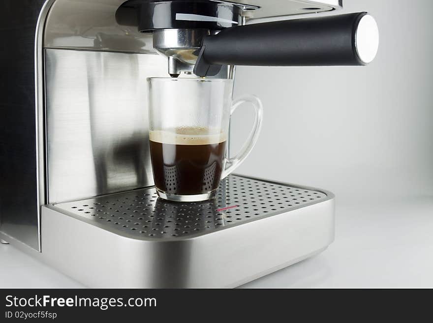 Coffee machine with glass cup