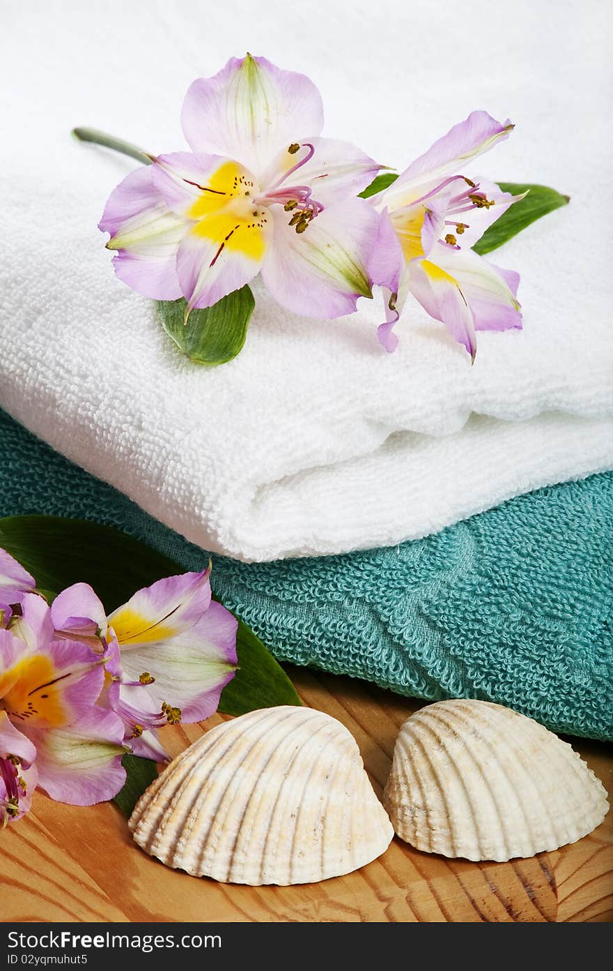 Towels and floral decoration in spa