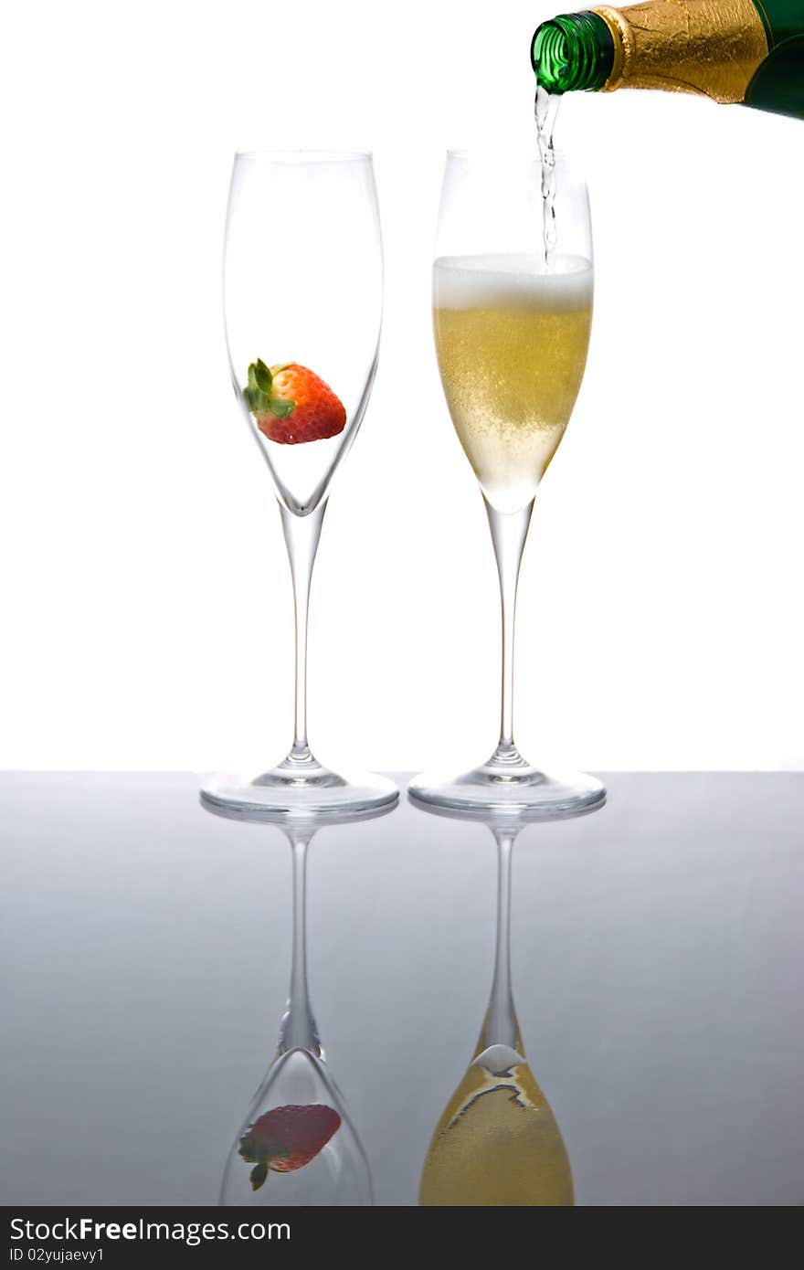 Sparkling wine with strawberry