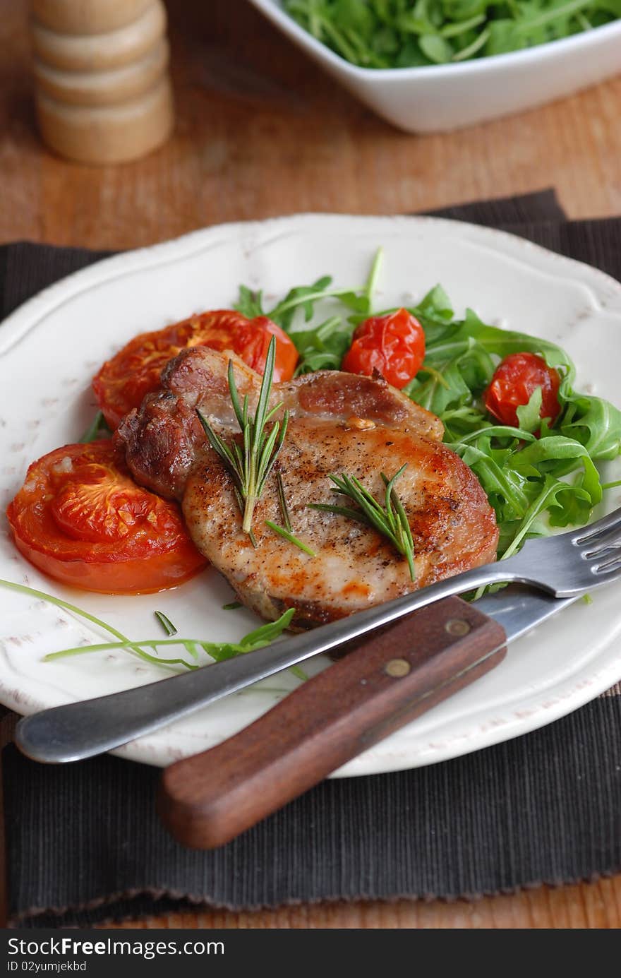 Pork fillet with rocket and cooked tomatoes