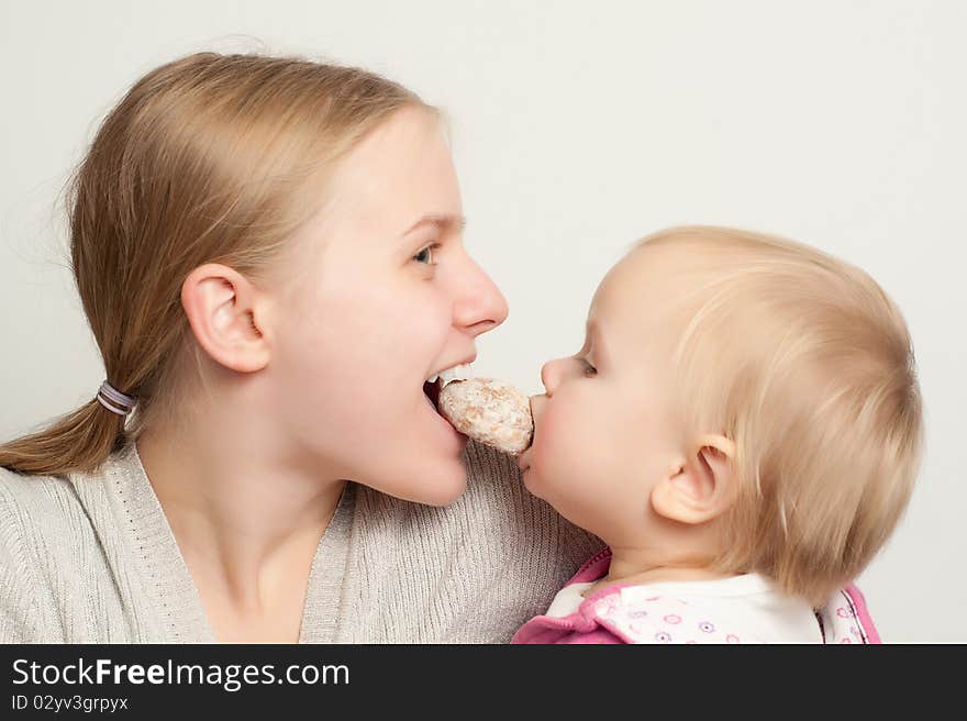 Mother with daughter eat gingerbread