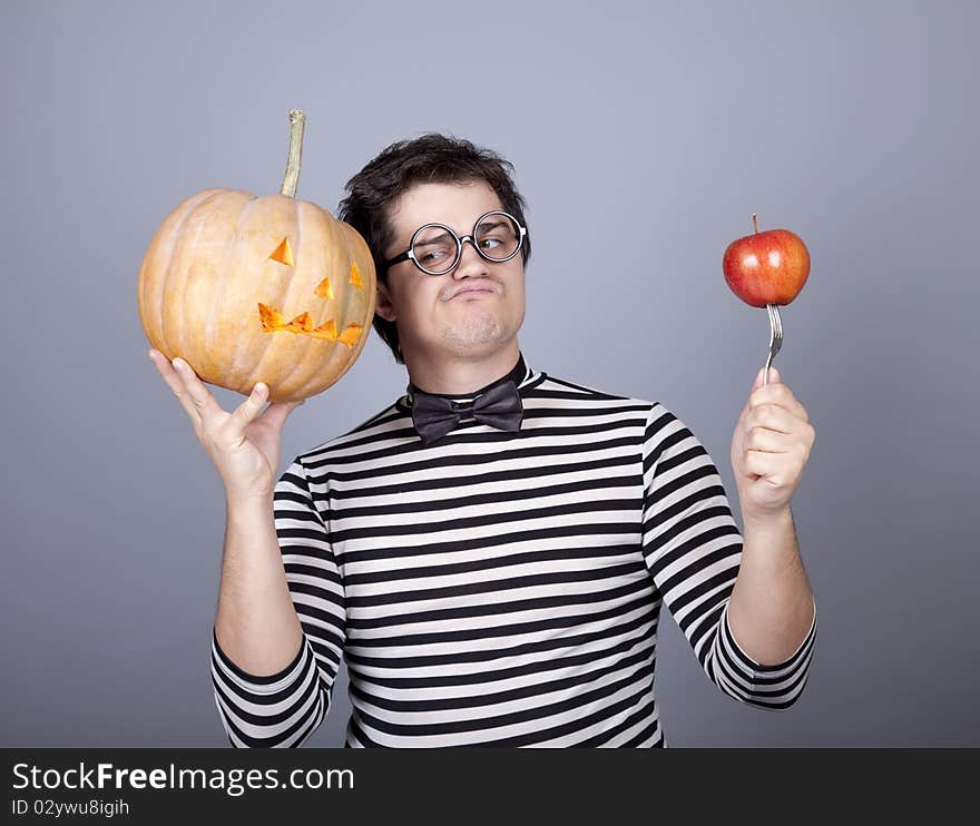 Funny men keeping pumpkin and apple