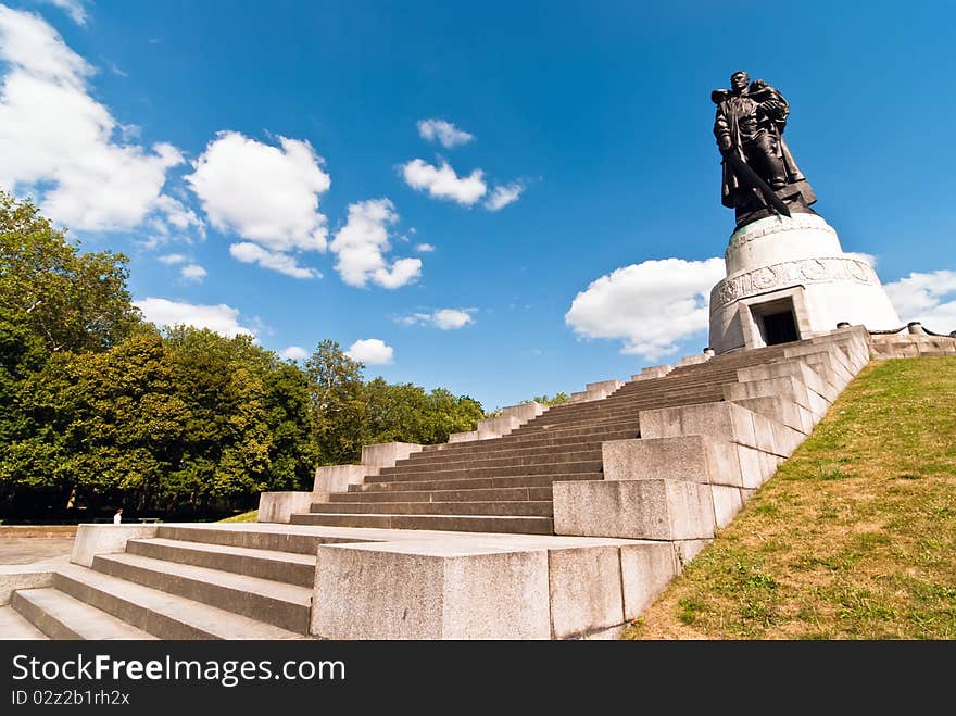 Berlin monument Soviet soldiers V2