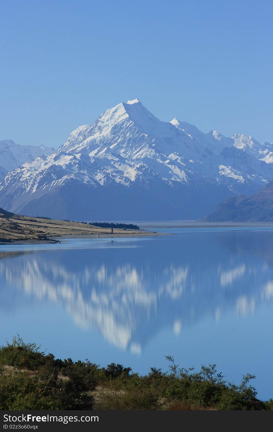 Looking over lake Pukaki, New Zealand towards Mt Cook, New Zealands highest peak (3754m). Looking over lake Pukaki, New Zealand towards Mt Cook, New Zealands highest peak (3754m).