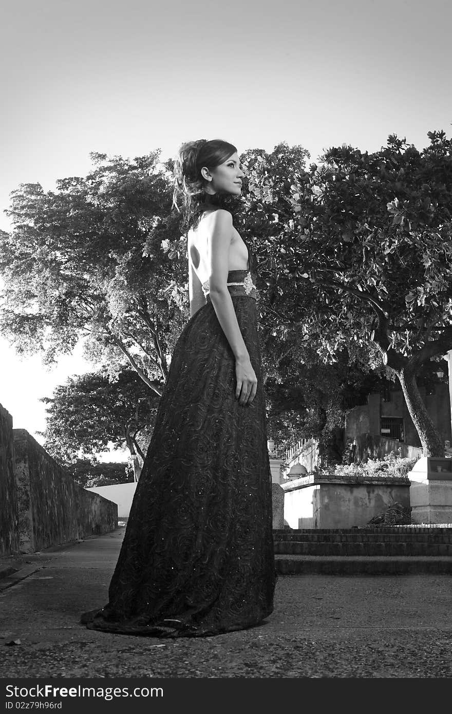 Model pose ona long dress at the park. Photo in black and white. Model pose ona long dress at the park. Photo in black and white.