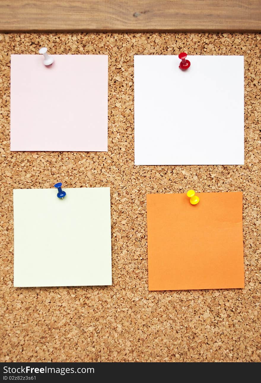 Bulletin board with reminder notes - Color pins with color note paper