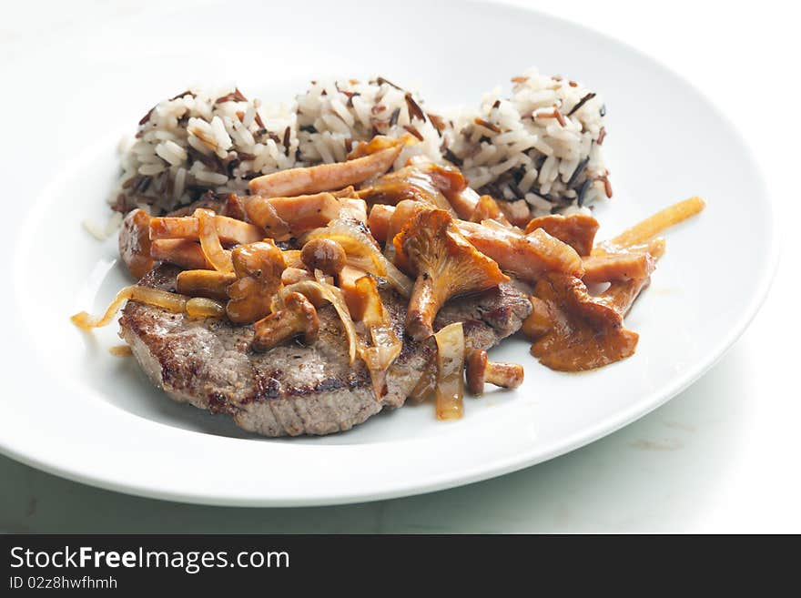 Beefsteak with mushrooms and poultry ham