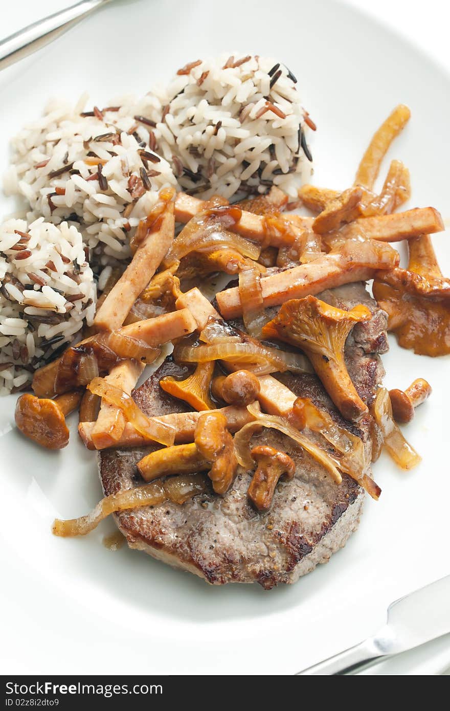 Beefsteak with mushrooms and poultry ham