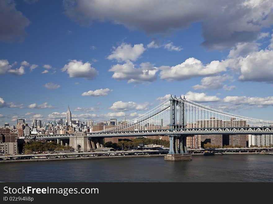 The New York City skyline w Manhattan Bridge