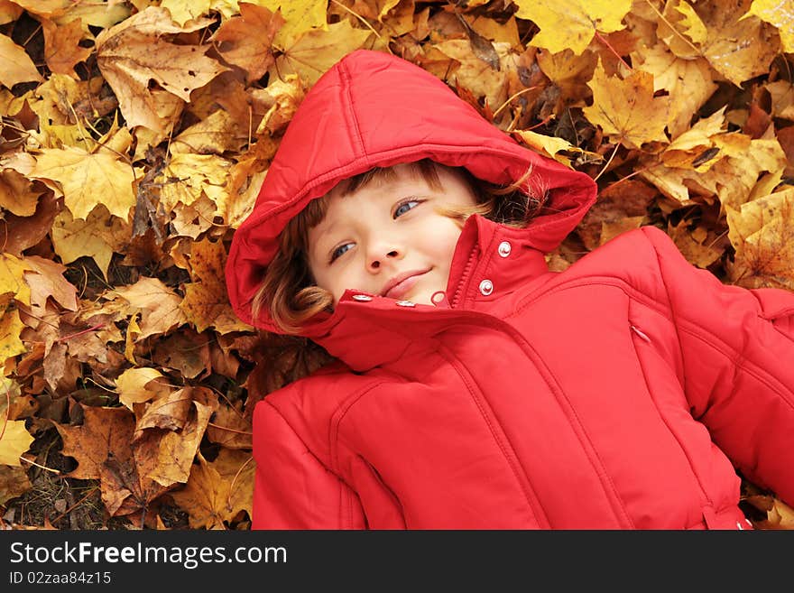 Autumn - the girl is in the yellow leaves