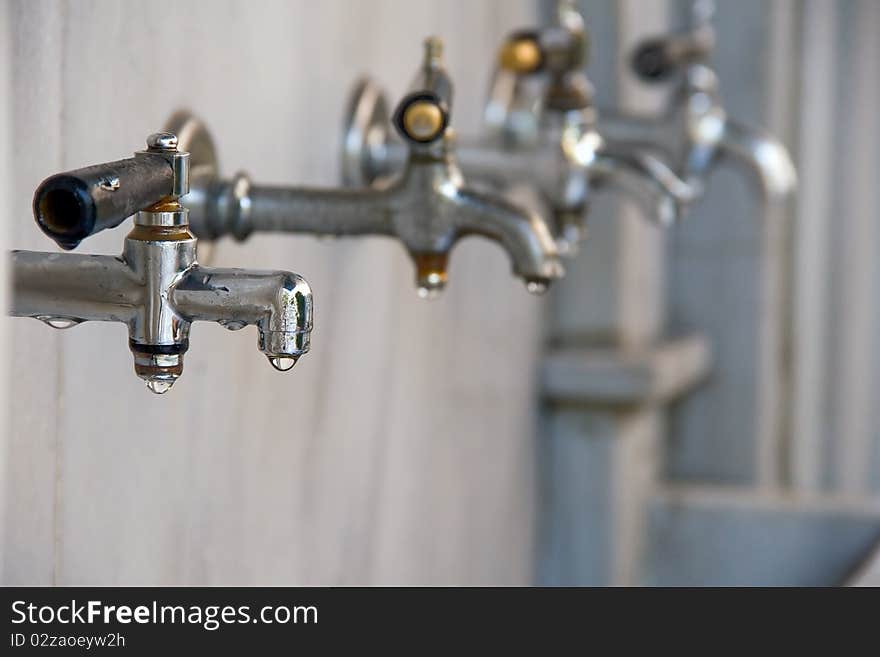 Dripping taps hayratında mosque row