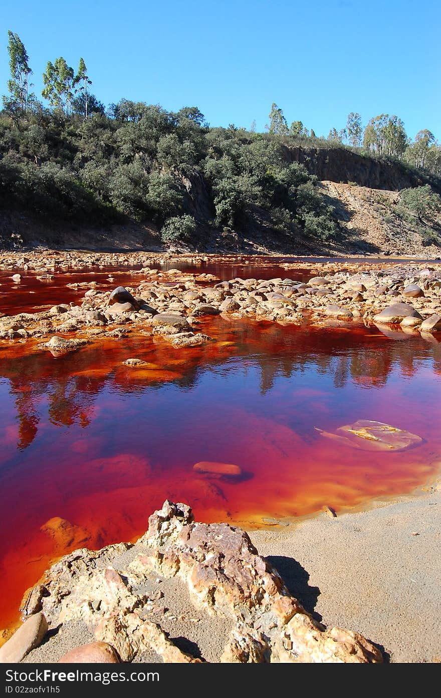 Tinto is a river in Spain with a special color because the minerals in your water.