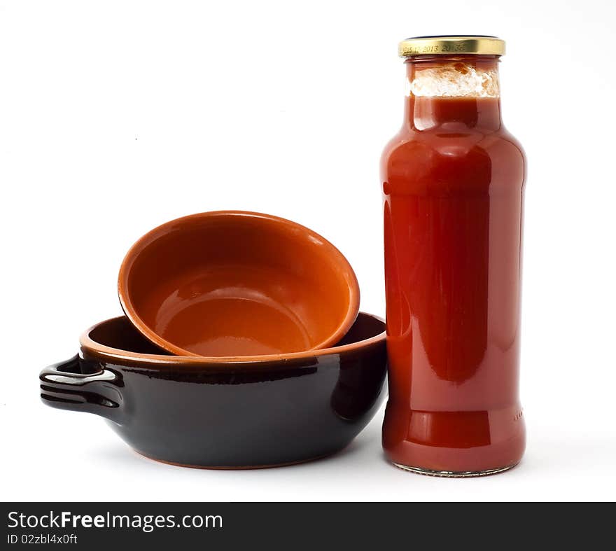 Tomato sauce and terracotta pots