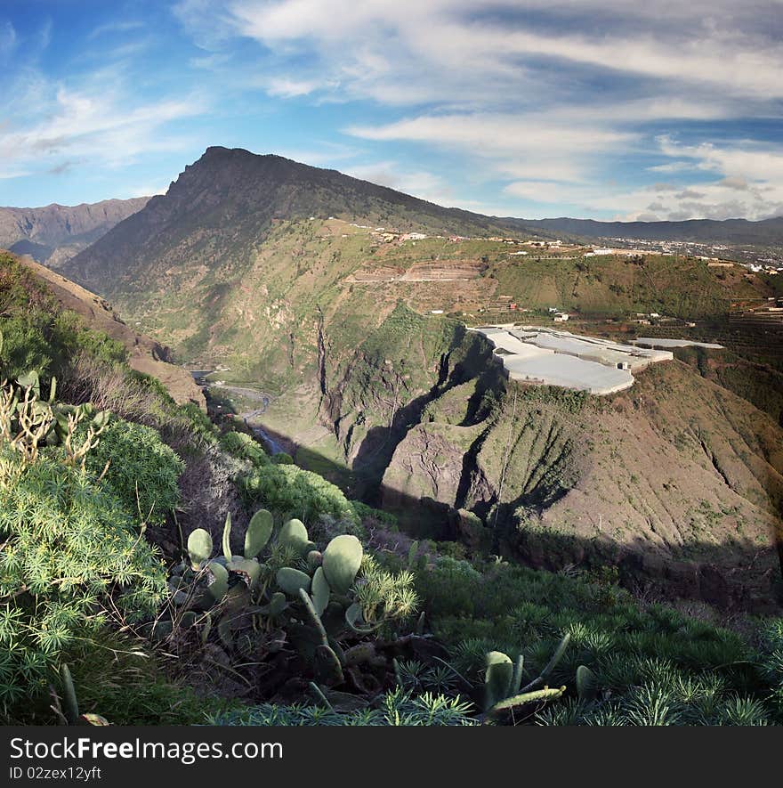 The crater of Taburiente volcano is on the left. The crater of Taburiente volcano is on the left.