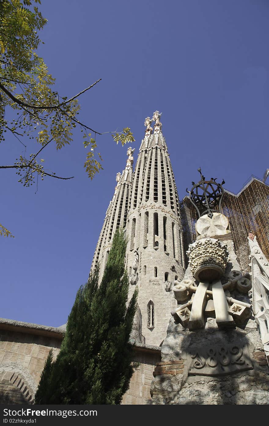 The expiatory church of La Sagrada Familia (Temple Catalan Expiatori de la Sagrada Família), known simply as the Sagrada Familia (Holy Family) is a large Catholic church in Barcelona (Spain), designed by Catalan architect Antoni Gaudí. Launched in 1882, is still under construction (November 2010). It is the masterpiece of Gaudí, and the exponent of Catalan modernist architecture. Construction began in the Gothic style, but, assuming the Gaudí project in 1883, was completely rethought. According to its standard procedures, from general sketches improvised building as construction progressed. He took over with just 31 years, dedicating the rest of his life, the last fifteen exclusively. One of their most innovative ideas was the design of the towers protruding circular conical pointed on the web, tapering with height. The dish with a twist designed to give an upward trend across the front, aided by a multitude of windows that pierce the tower following spiral forms. [1] The temple, when completed, will have 18 towers, four in each of the three entrances, portals and domes mode, you have a set of six towers, with central dome tower, dedicated to Jesus, 170 meters height, four around it, dedicated to the evangelists, and a second dome dedicated to the Virgin. The innovative interior will consist of columns and arches tilted tree based on hyperboloids and paraboloids seeking the optimal way to the catenary. The expiatory church of La Sagrada Familia (Temple Catalan Expiatori de la Sagrada Família), known simply as the Sagrada Familia (Holy Family) is a large Catholic church in Barcelona (Spain), designed by Catalan architect Antoni Gaudí. Launched in 1882, is still under construction (November 2010). It is the masterpiece of Gaudí, and the exponent of Catalan modernist architecture. Construction began in the Gothic style, but, assuming the Gaudí project in 1883, was completely rethought. According to its standard procedures, from general sketches improvised building as construction progressed. He took over with just 31 years, dedicating the rest of his life, the last fifteen exclusively. One of their most innovative ideas was the design of the towers protruding circular conical pointed on the web, tapering with height. The dish with a twist designed to give an upward trend across the front, aided by a multitude of windows that pierce the tower following spiral forms. [1] The temple, when completed, will have 18 towers, four in each of the three entrances, portals and domes mode, you have a set of six towers, with central dome tower, dedicated to Jesus, 170 meters height, four around it, dedicated to the evangelists, and a second dome dedicated to the Virgin. The innovative interior will consist of columns and arches tilted tree based on hyperboloids and paraboloids seeking the optimal way to the catenary.