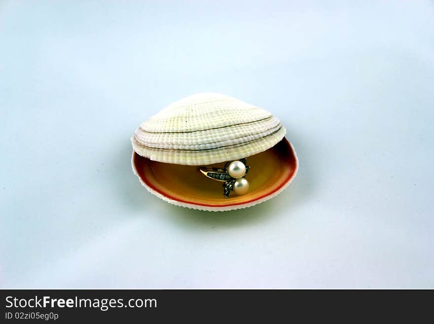 Gold ring with pearls and diamonds in shell