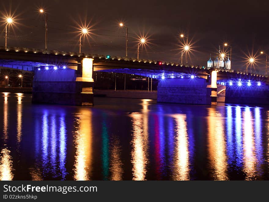 The bridge at night in Moscow