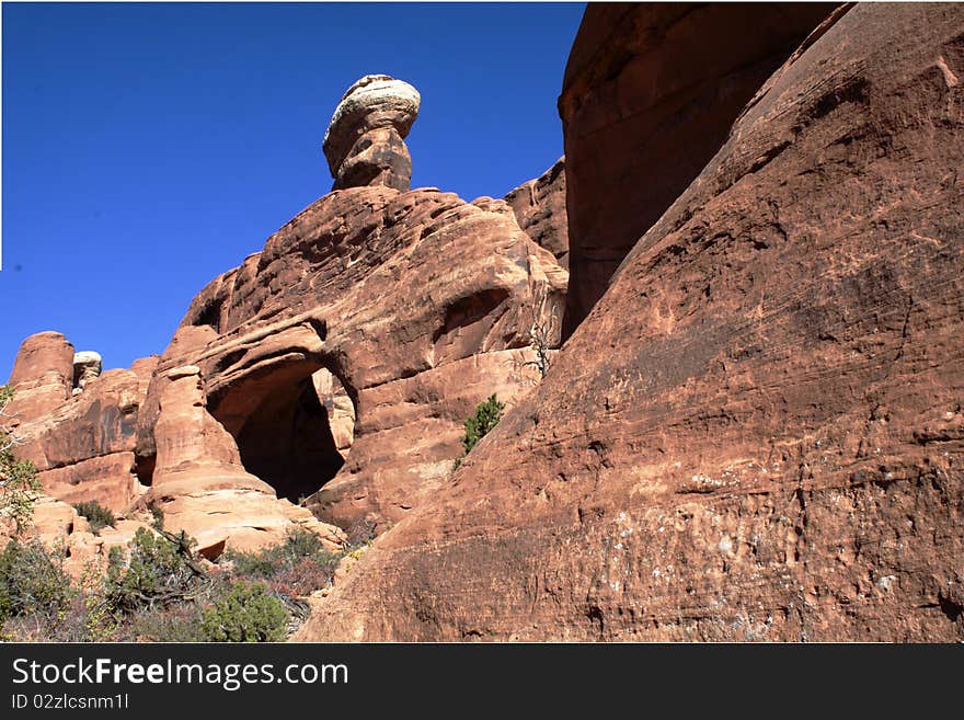 View of Tower Arh in Acrhes National Park. View of Tower Arh in Acrhes National Park.