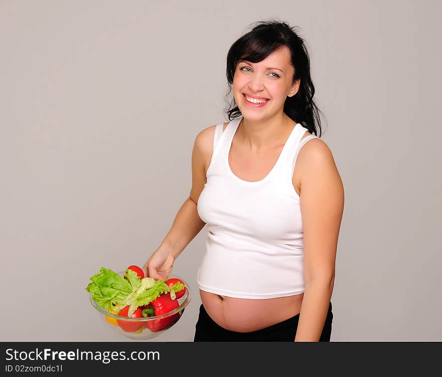 A young pregnant woman chooses a healthy natural food