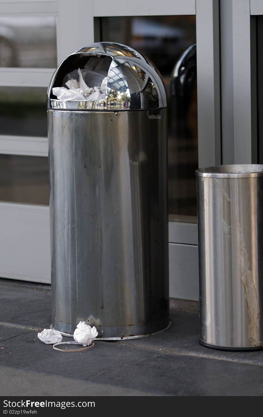 Image of garbage can with garbage spilling out