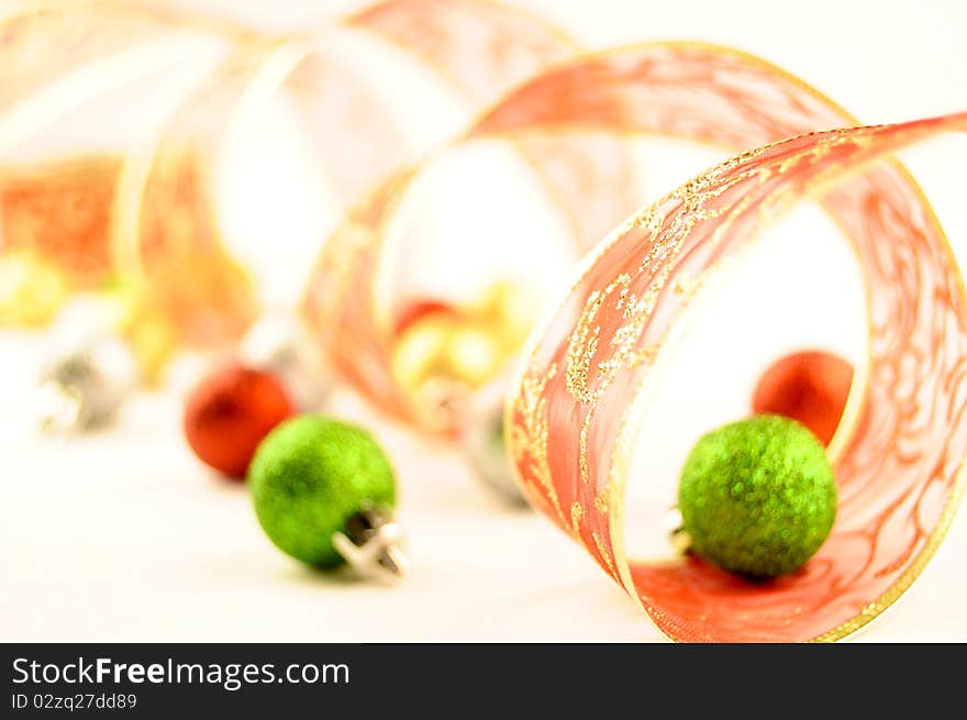 Holiday ribbon christmas balls