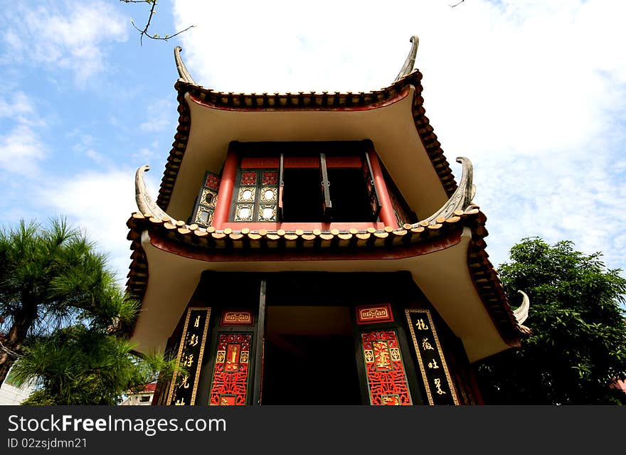 In the pearl river delta of guangdong province of China, preserved many with a long history of traditional local-style dwelling houses, the dwellings of lingnan by ShuiEr built, modelling is simple and elegant, antique, decoration craft exquisite, these buildings now extend usually don't live. Have been developed into tourist attractions. This picture photography is GuTing courtyard of lingnan local-style dwelling houses, in ancient China that large house like the house of courtyard garden, the garden building, built a pond, planted with flowers and plants, including GuTing is indispensable architecture, used to have a rest, chatting place, can have Chinese calligraphy GuTing on literature and art form - couplet, GuTing is Chinese garden architecture culture art specimens. In the pearl river delta of guangdong province of China, preserved many with a long history of traditional local-style dwelling houses, the dwellings of lingnan by ShuiEr built, modelling is simple and elegant, antique, decoration craft exquisite, these buildings now extend usually don't live. Have been developed into tourist attractions. This picture photography is GuTing courtyard of lingnan local-style dwelling houses, in ancient China that large house like the house of courtyard garden, the garden building, built a pond, planted with flowers and plants, including GuTing is indispensable architecture, used to have a rest, chatting place, can have Chinese calligraphy GuTing on literature and art form - couplet, GuTing is Chinese garden architecture culture art specimens.