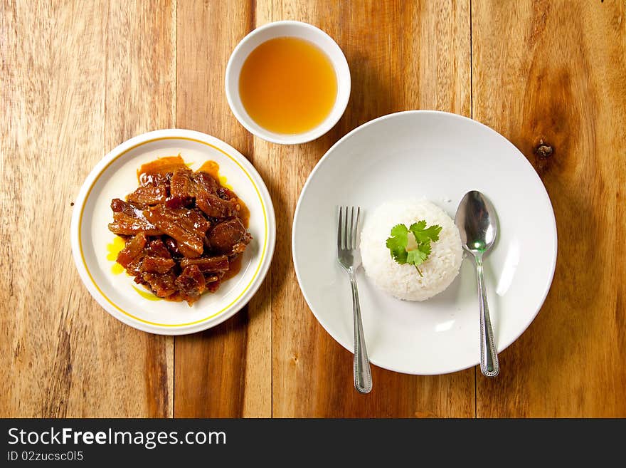 Roast pork with rice and soup.