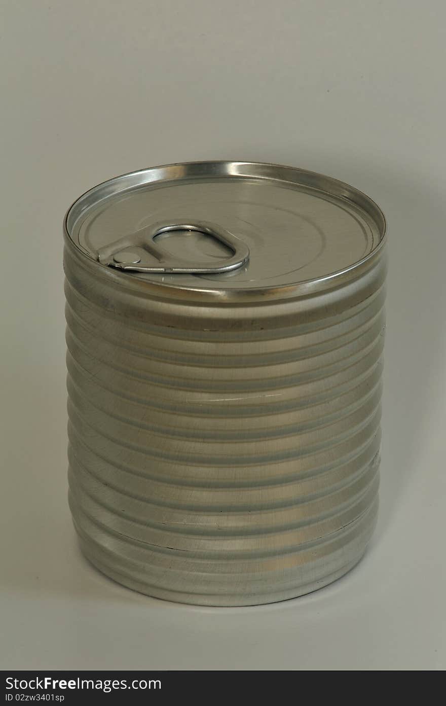 The image depicts a can or jar of food with pull-tab, the subject was photographed with diffuse light, so as not to create reflections and have a delicate shadow to highlight the depth, the use of this container is suitable for many products, you just apply the label. The image depicts a can or jar of food with pull-tab, the subject was photographed with diffuse light, so as not to create reflections and have a delicate shadow to highlight the depth, the use of this container is suitable for many products, you just apply the label.