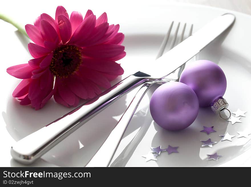 Christmas place setting with balls