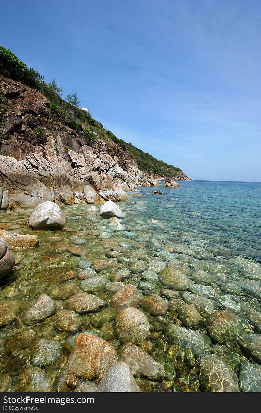 The rock beach in Hin Ngam bay