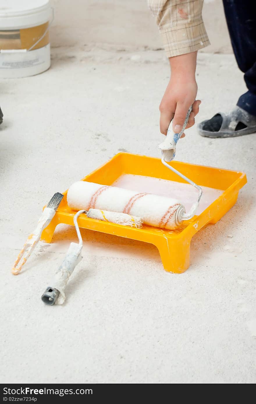 Hand dipping paint roller