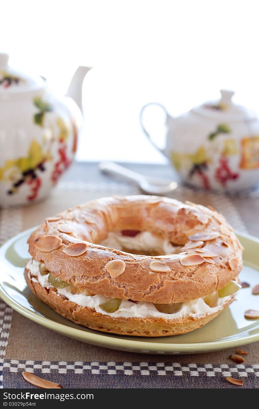 Eclair Pastry Ring With Almond