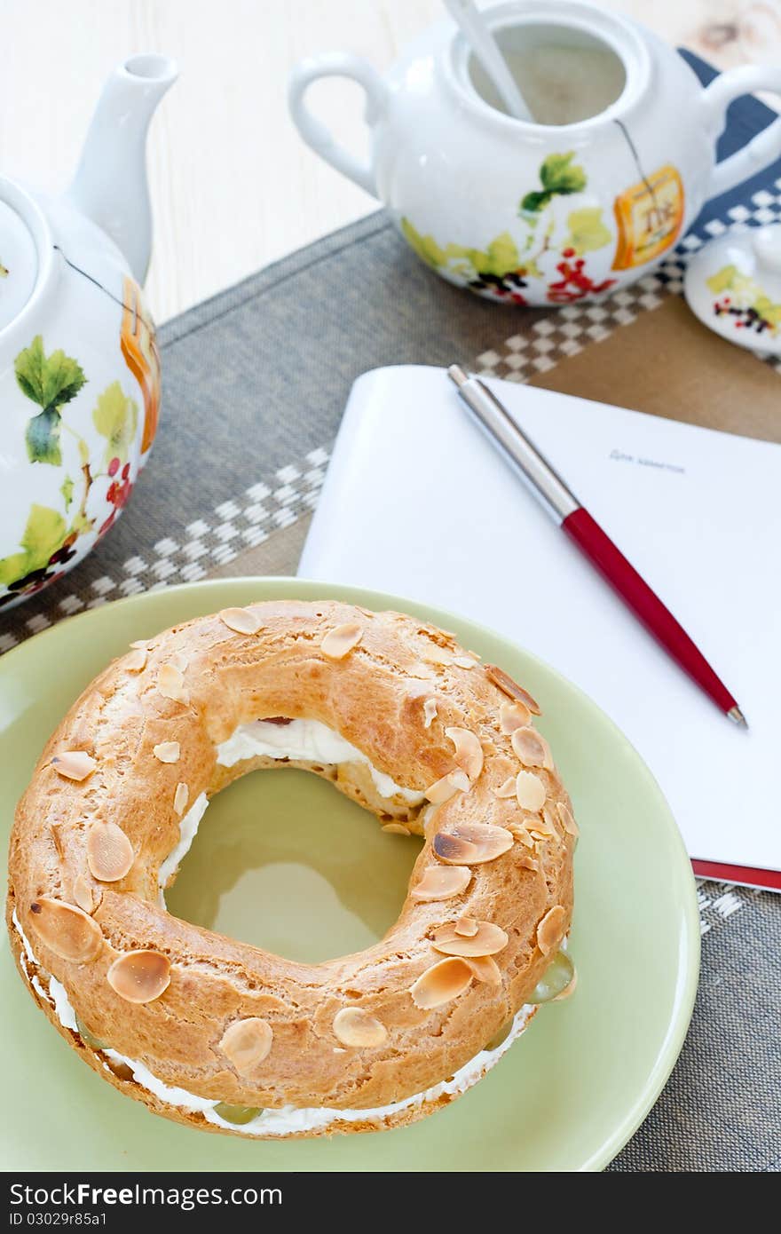 Eclair Pastry Ring With Almond