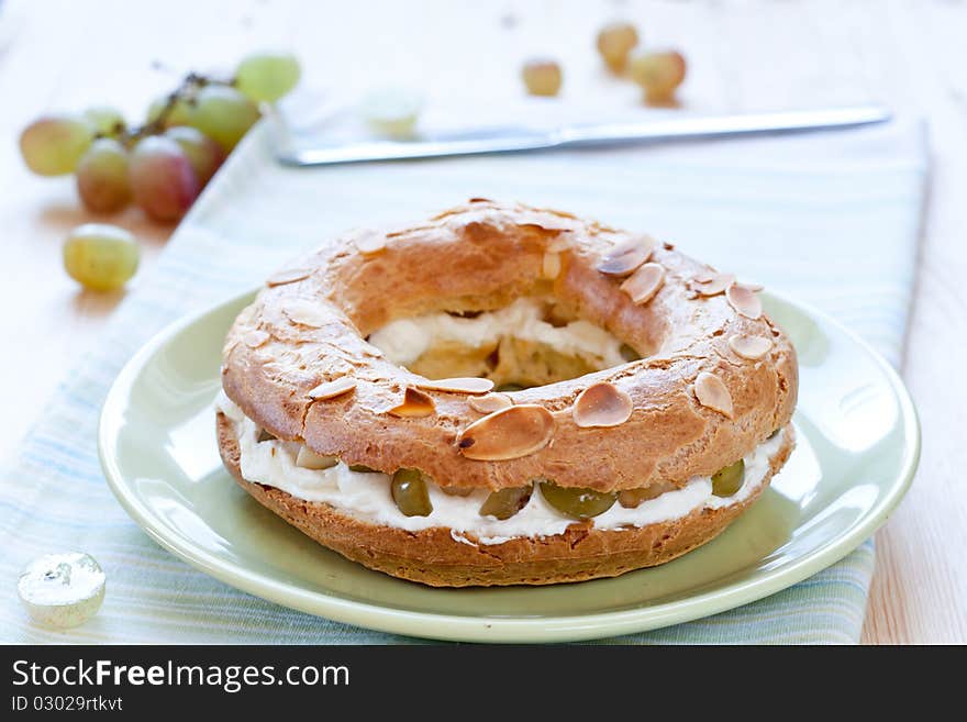 Eclair pastry ring with almond