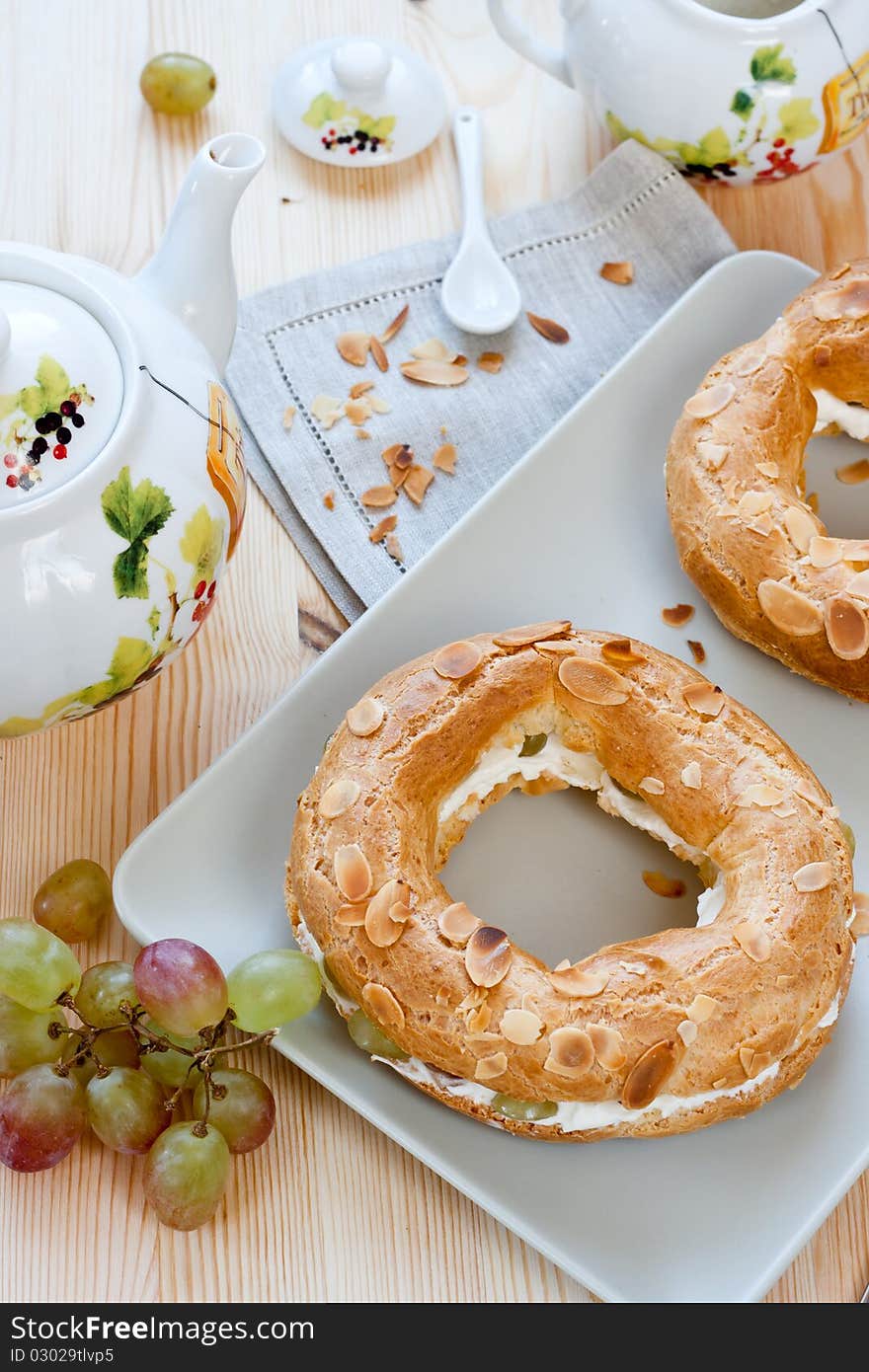 Eclair pastry ring with almond