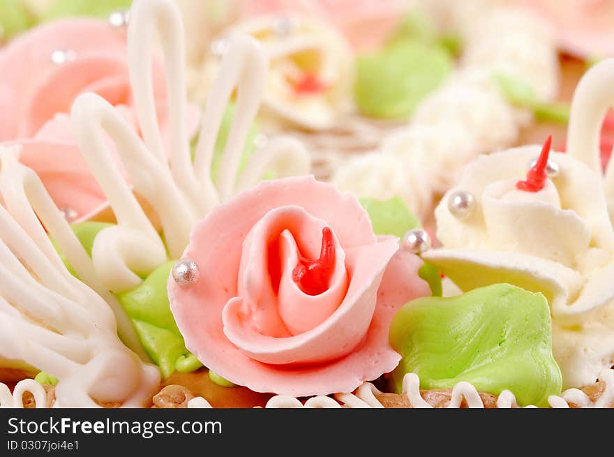 Part cake with roses