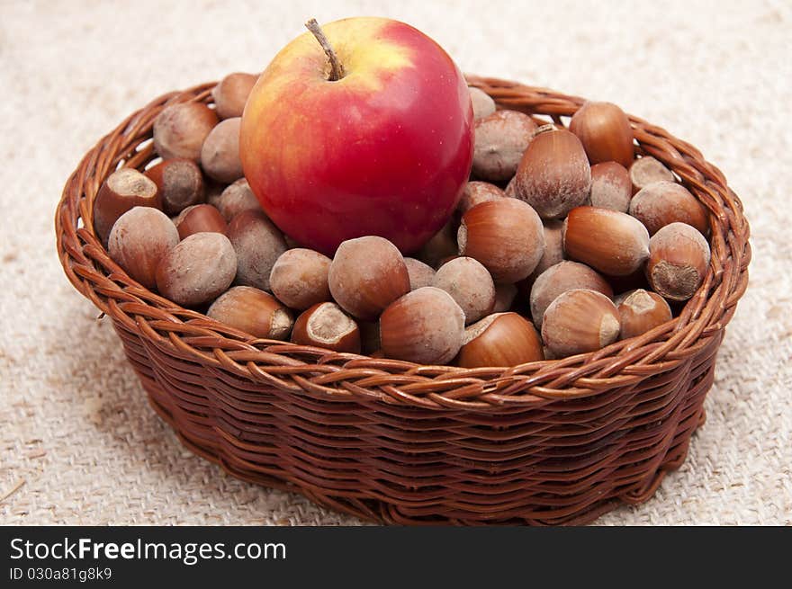 Braided basket with hazelnut and apple