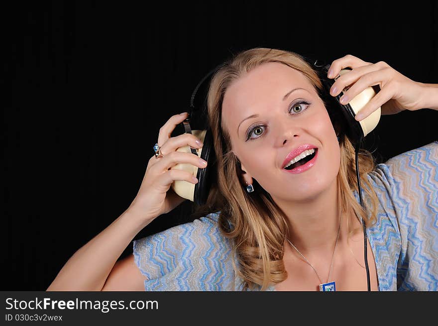 A young girl with headphones to have fun